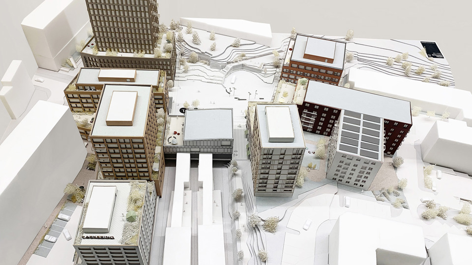 Flerbostadshus i Sätra Centrum, sedda uppifrån. Husen har olika höjder, storlekar och färger på fasaderna. På några av taken ses avsatser med planteringar och terrasser. Illustration